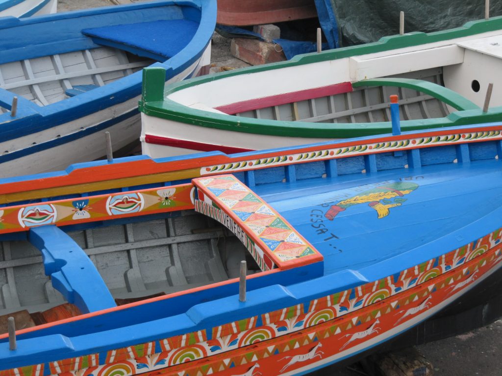 Kunstige bootjes in Acitrezza